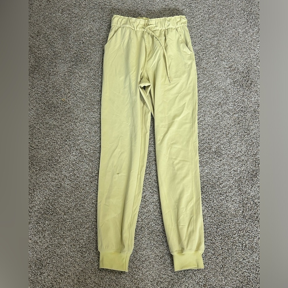 Lululemon Stretch High-Rise Jogger *Full Length
Finch Yellow Women’s Size 4 Run